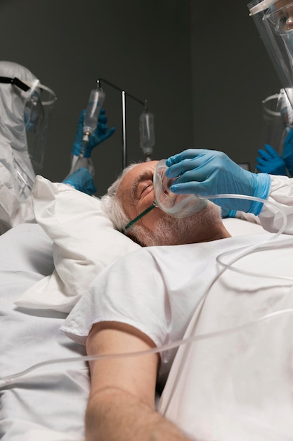 Älterer Mann atmet mit einer speziellen Ausrüstung breathing