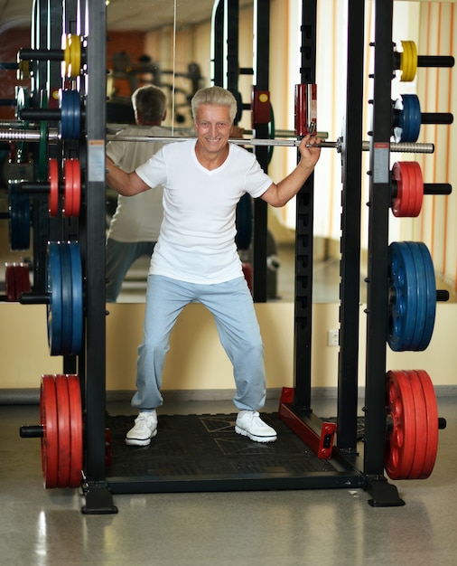 Älterer Mann beim Sport in einem Fitnessstudio