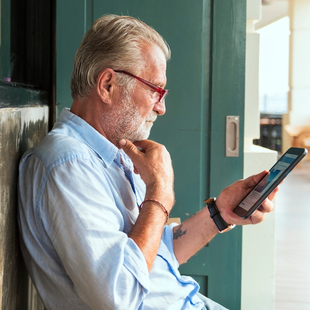 Älterer Mann benutzt digitale Tablette