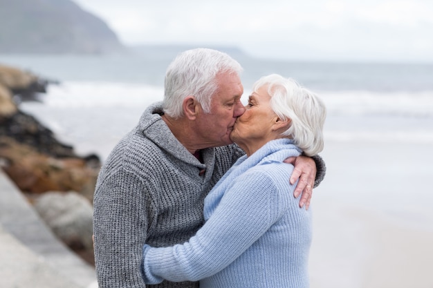 Älterer Mann, der ältere Frau küsst