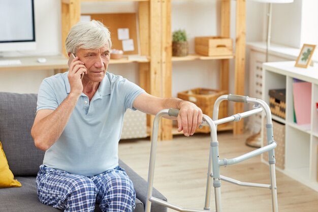 Älterer Mann, der am Telefon spricht