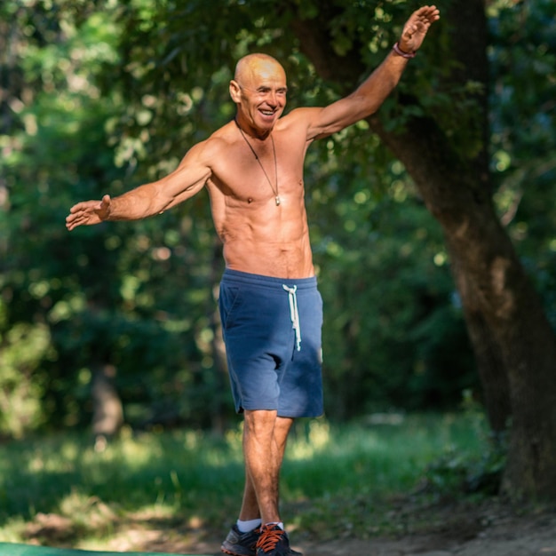 Älterer Mann, der draußen im allgemeinen Park trainiert