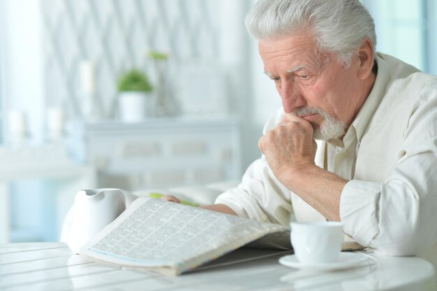 Älterer Mann, der eine Zeitung liest