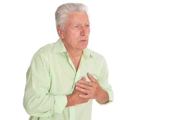 Älterer Mann, der Hände auf Brustherzinfarktkonzept hält
