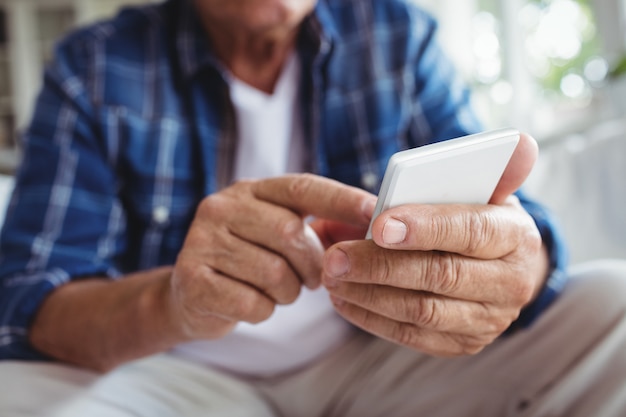 Älterer Mann, der Handy benutzt