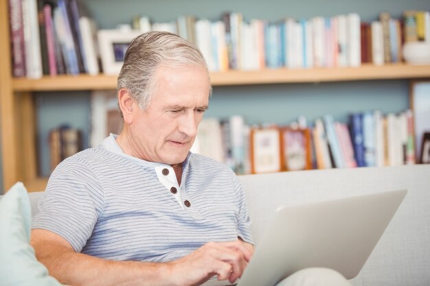 Älterer Mann, der Laptop verwendet