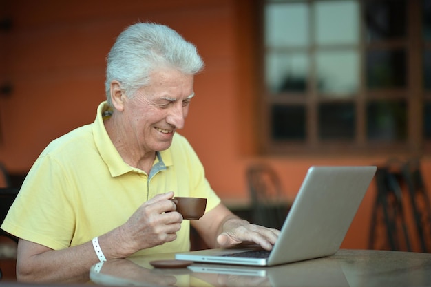 Älterer Mann, der Laptop verwendet