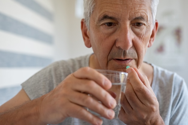 Älterer Mann, der Medizin nimmt