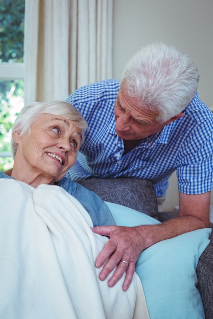 Älterer Mann, der mit kranker Frau spricht