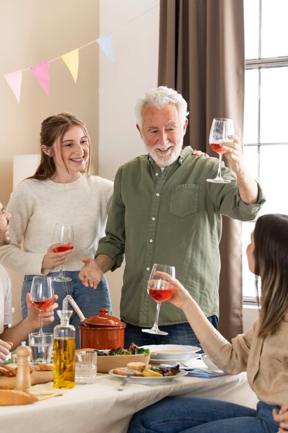 Älterer Mann, der seinen Geburtstag feiert