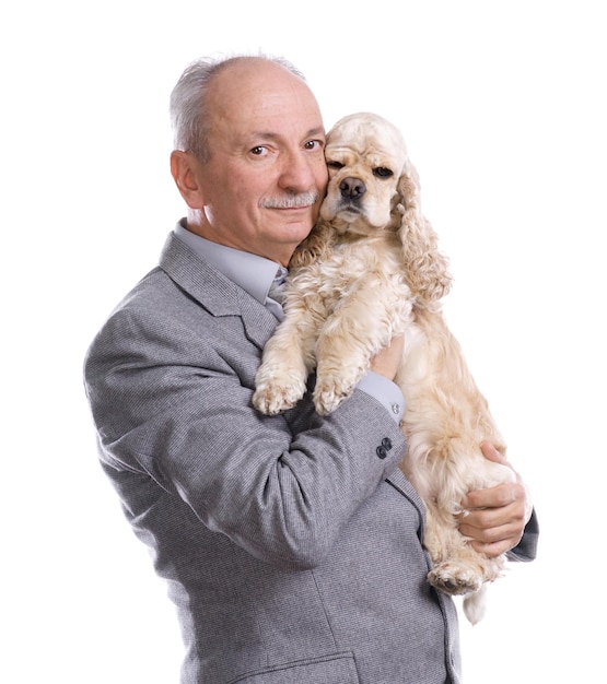 Älterer Mann mit American Cocker Spaniel im Studio auf weißem Hintergrund