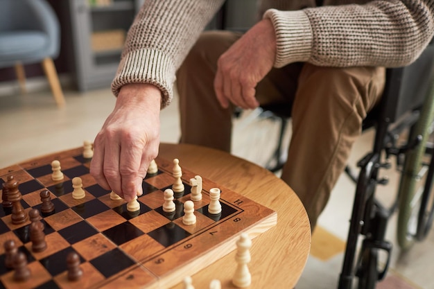 Älterer Mann mit Behinderung, der Schach spielt