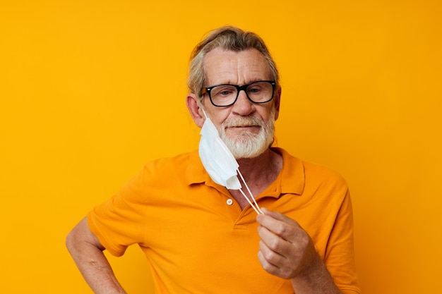Älterer Mann mit Brille Gesichtsschutz isolierter Hintergrund