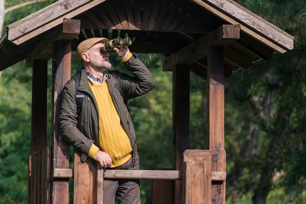 Älterer Mann mit einem Fernglas