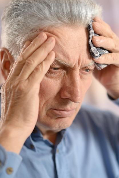 Älterer Mann mit Kopfschmerzen