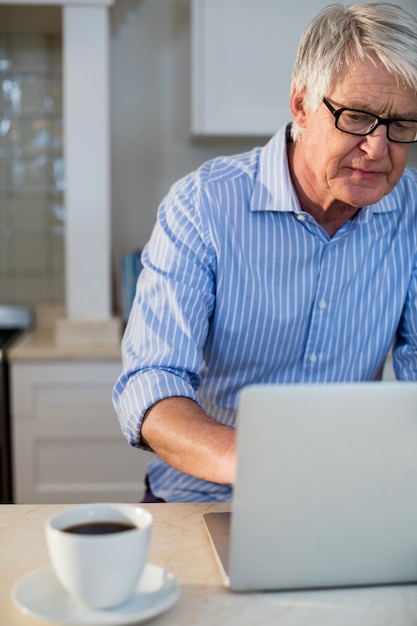 Älterer Mann mit Laptop