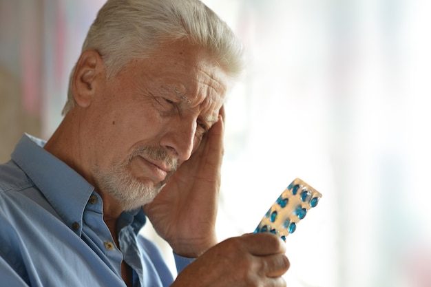 Älterer Mann mit Medikamenten behandelt, Nahaufnahme