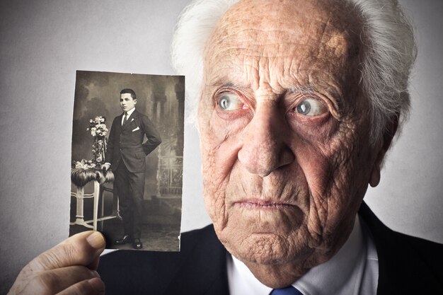 Älterer Mann mit seiner jungen Fotografie