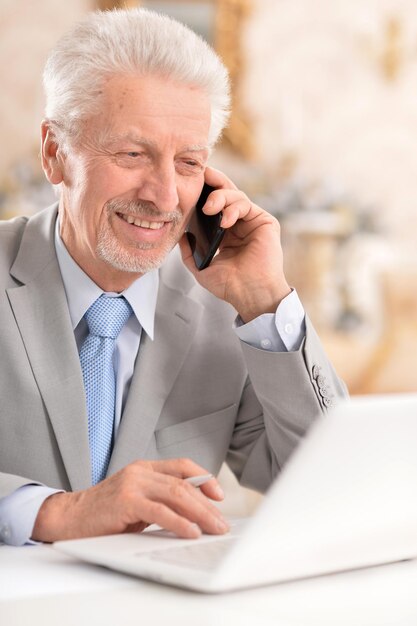 Älterer Mann mit Telefon