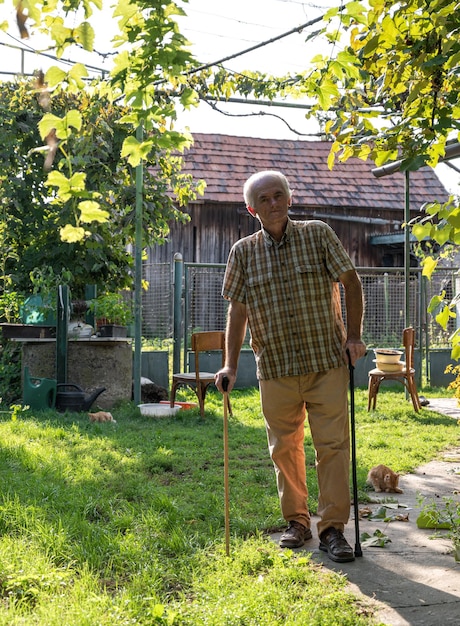 Älterer Mann mit zwei Stöcken im Freien