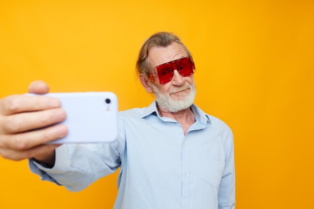 Älterer Mann Mode rote Brille Telefon Selfie-Technologie