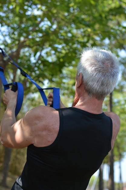 Älterer mann trx training