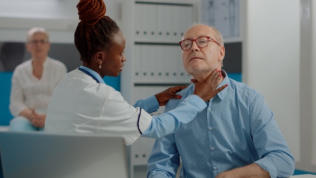 Älterer Patient, der einen Termin zur medizinischen Untersuchung beim Arzt hat