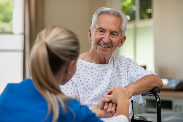 Älterer Patient mit Arzt