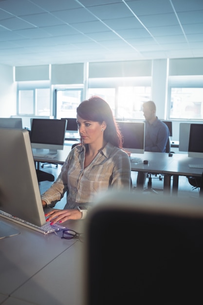 Älterer Student mit Computer