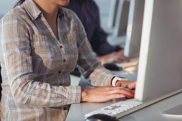 Älterer Student mit Computer