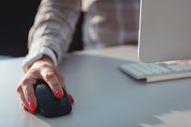 Älterer Student mit Computer