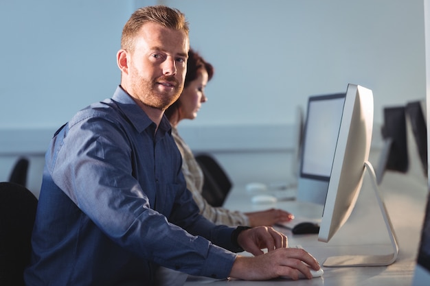 Älterer Student mit Computer