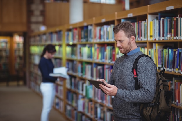 Älterer Student mit digitalem Tablet