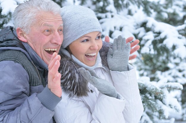 Älterer Vater mit Tochter