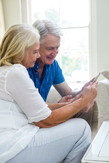 Älteres Couplhappy ältere Paare unter Verwendung der digitalen Tablette zu Hause