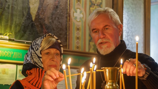 Älteres Ehepaar in der orthodoxen Kirche