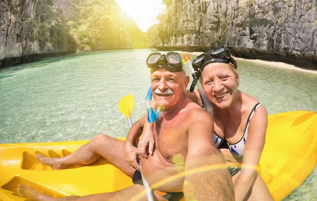 Älteres glückliches Paar, das selfie auf Kajak an der großen Lagune in El Nido Palawan Philippines nimmt