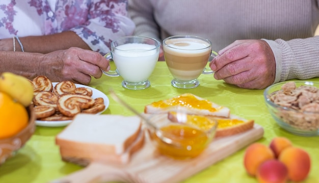 Älteres kaukasisches Paar im Ruhestand, das zu Hause frühstückt, glückliches Lifestyle-Konzept