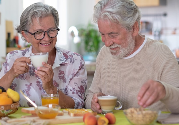 Älteres kaukasisches Paar im Ruhestand, das zu Hause frühstückt, glückliches Lifestyle-Konzept