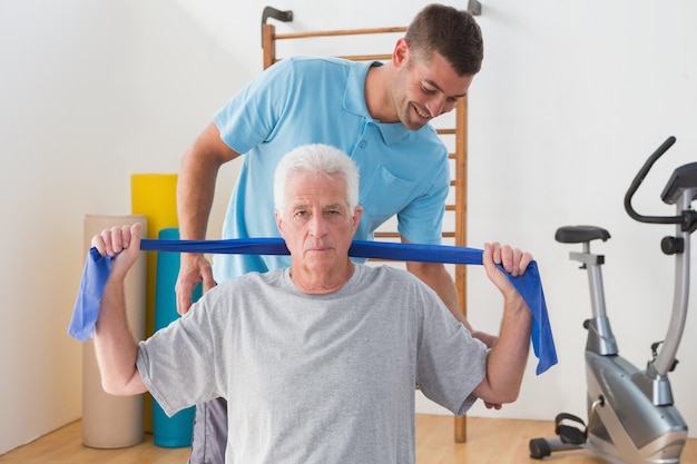 Älteres Manntraining mit seinem Trainer