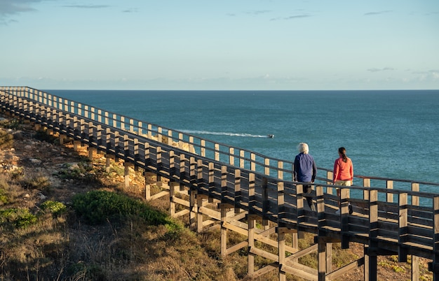 Älteres Paar am Meer auf dem Gehweg Algar Seco in Carvoeiro Algarve Portugal trainieren?