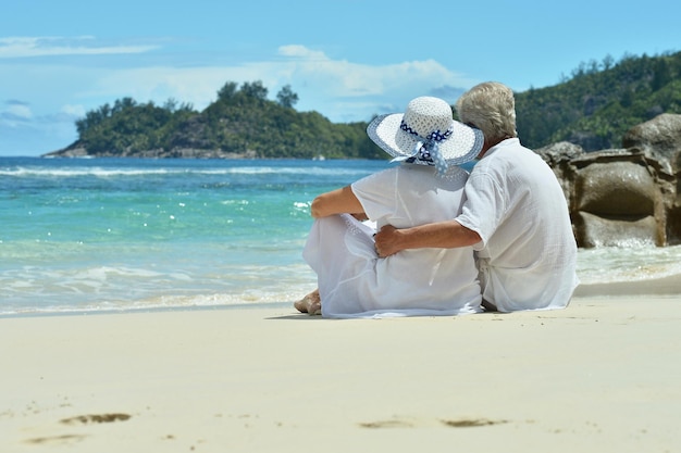 Älteres Paar am Strand