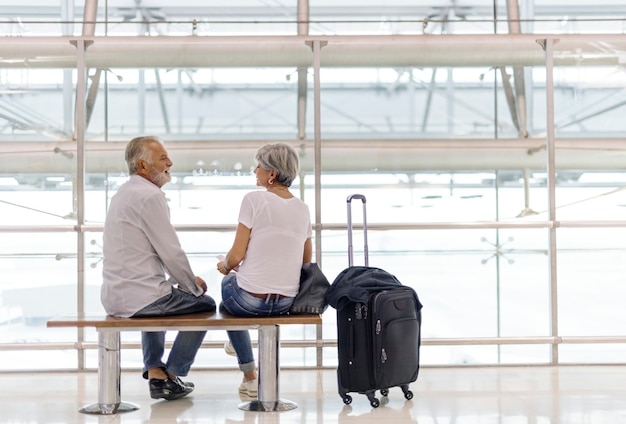 Älteres Paar, das auf das Einsteigen im Flughafen wartet?