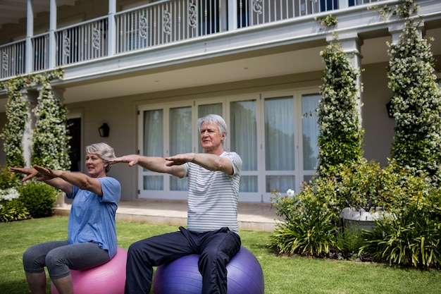 Älteres Paar, das auf Fitnessball trainiert