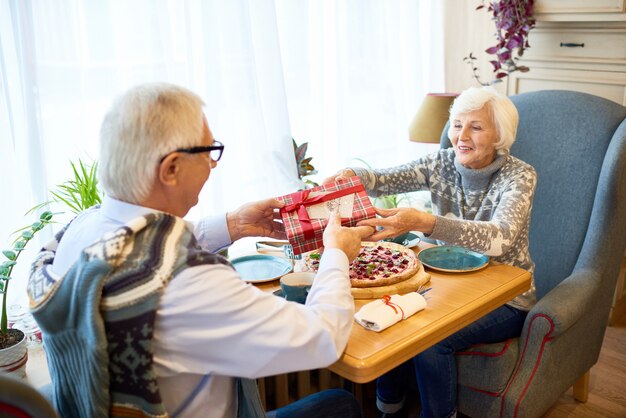 Älteres Paar, das Geschenke austauscht