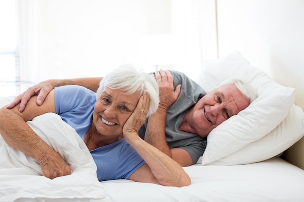 Älteres Paar, das im Schlafzimmer zu Hause entspannt