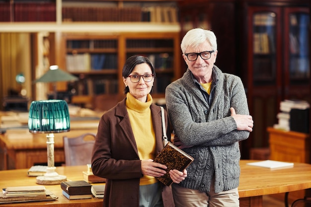 Älteres Paar im Bibliotheksporträt