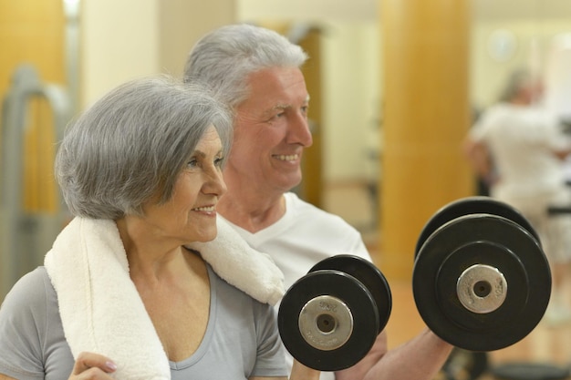 Älteres Paar im Fitnessstudio, das zusammen trainiert