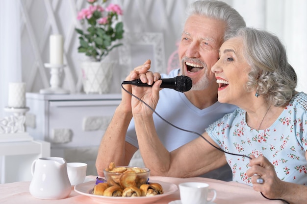 Älteres Paar Mann und Frau singen Lieder