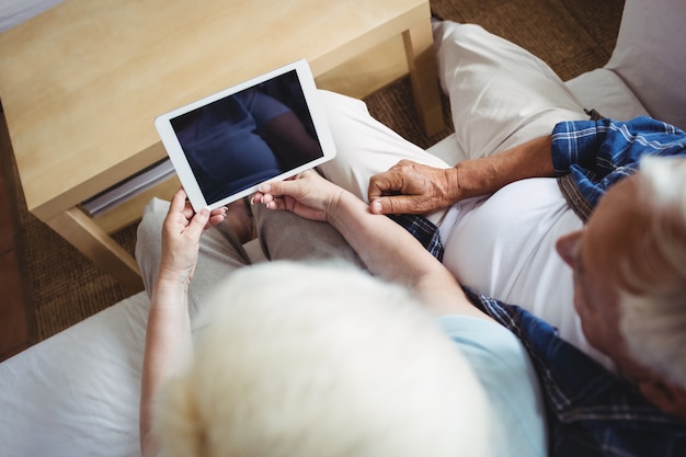 Älteres Paar mit digitalem Tablet